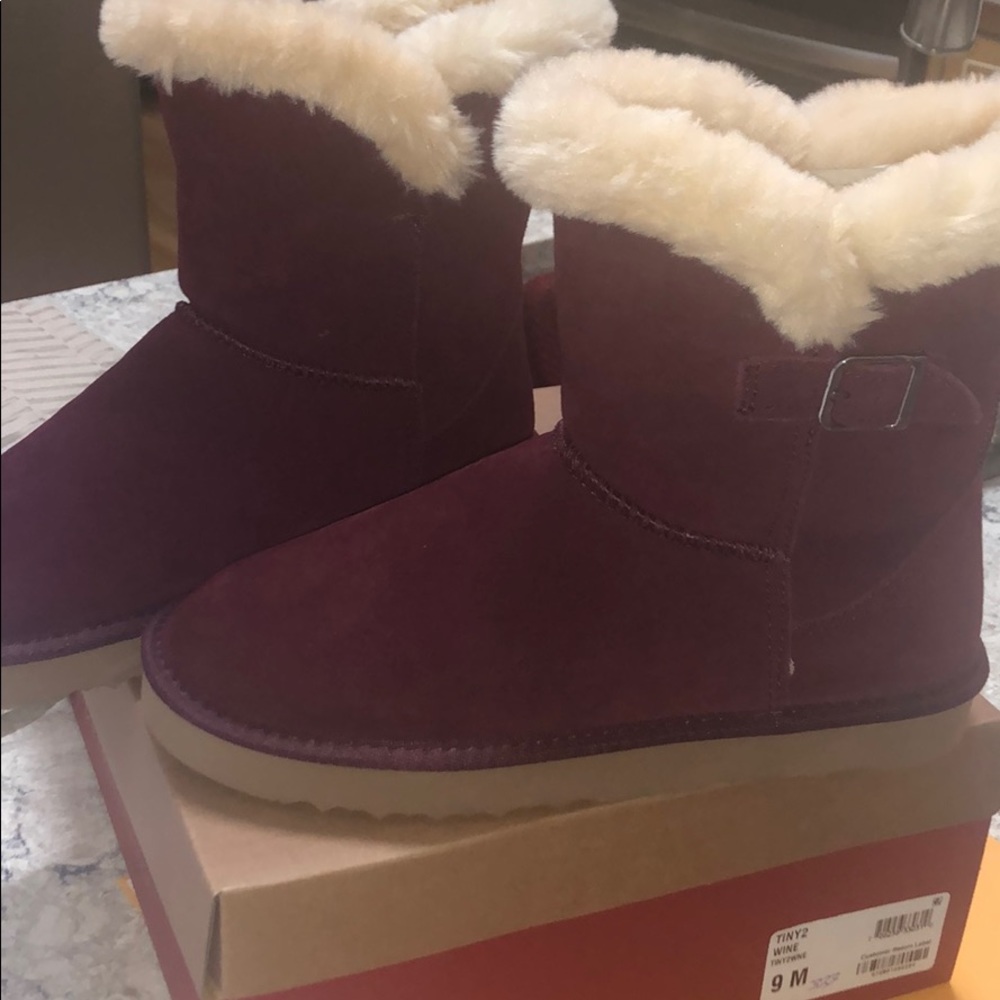 Fur burgundy boots